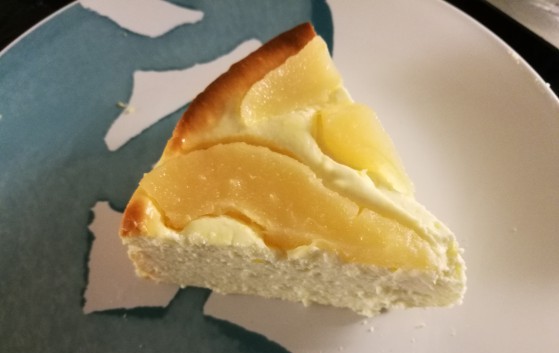 Kage. Billede af pæretærte på hvid og blå tallerken.